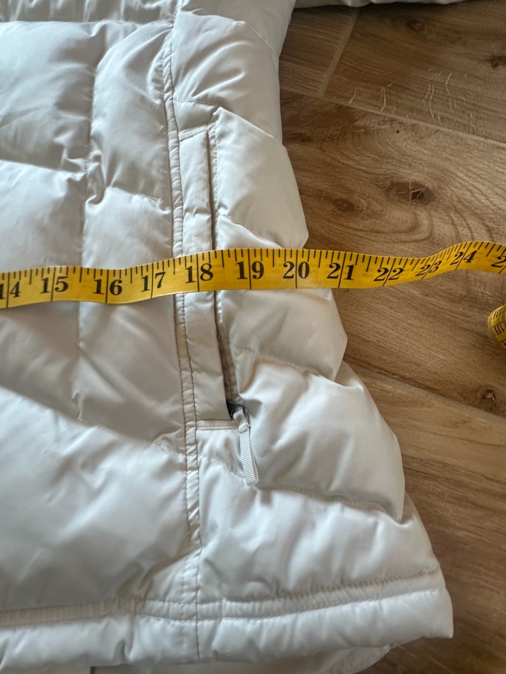 Patagonia Women’s Hooded Puffer Jacket – Size Large – Ivory/Cream SZ L - Picture 7 of 10